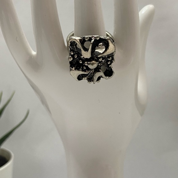 Silver tone oxidized unisex adjustable ring. Size 7. Great Pre-owned condition. - Picture 4 of 8
